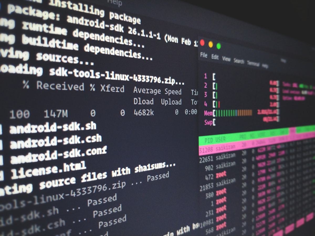 開發工作站與多螢幕程式開發示意圖