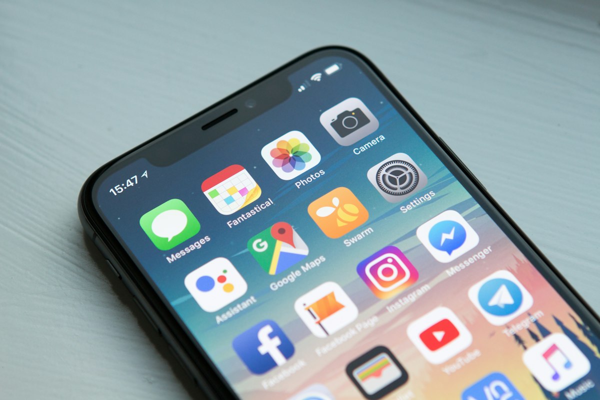 民眾使用手機App查看健康幣點數與兌換商品