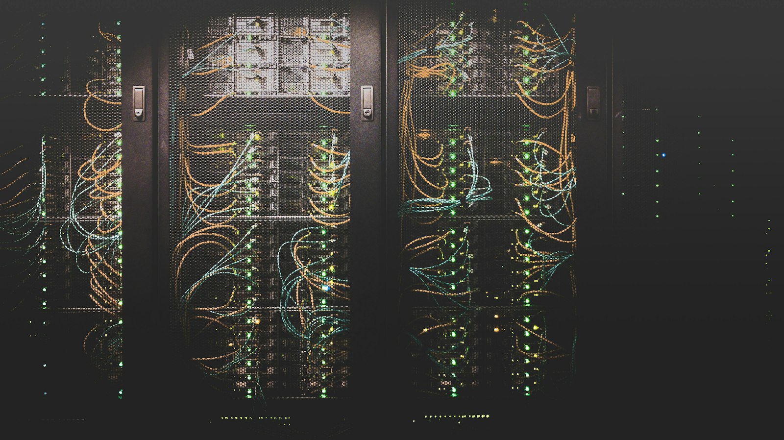 資料中心機櫃伺服器，AI 算力基礎建設