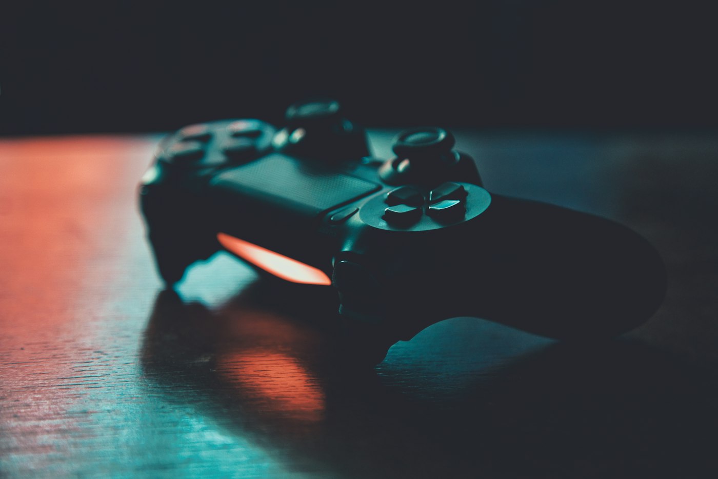 霓虹燈光下的遊戲手把，Steam 新品節 AI 垃圾遊戲爭議示意